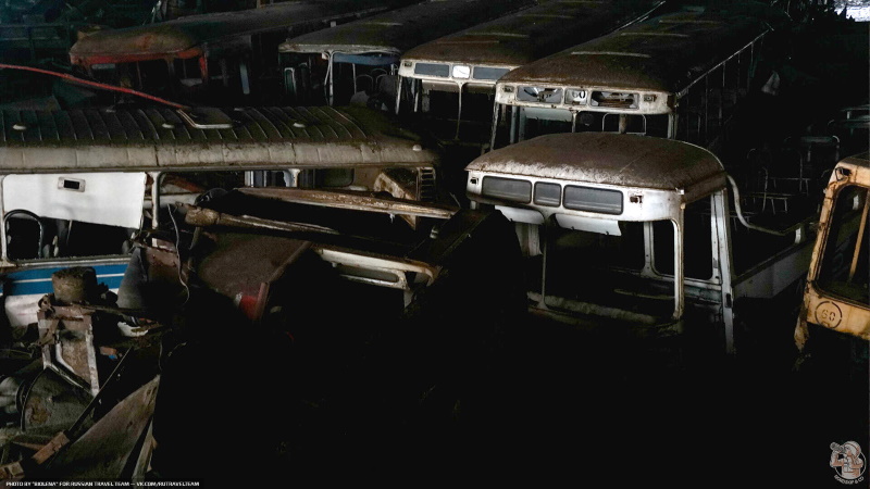 Перевёрнутые автобусы нашли в одном из ангаров Норильска (подборка фотографий)