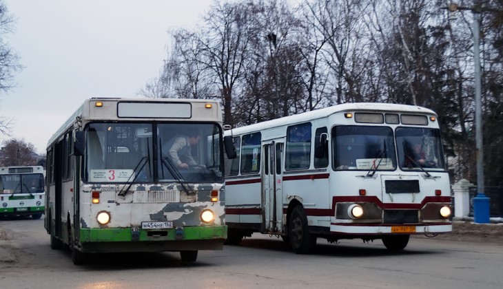 Старые автобусы ЛиАЗ на улицах Арзамаса