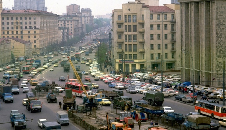 На этом фото — Смоленская площадь, на снимке в заголовке — Смоленский бульвар