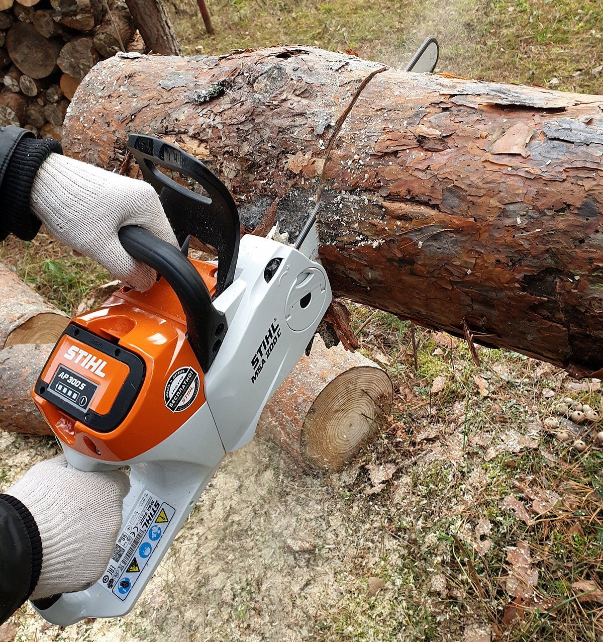 Взял аккумуляторную пилу Stihl: рассказываю, чем она лучше бензиновой