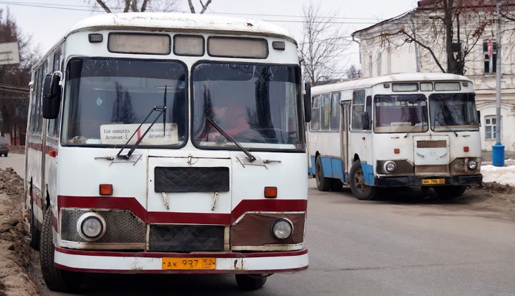 Старые автобусы ЛиАЗ на улицах Арзамаса