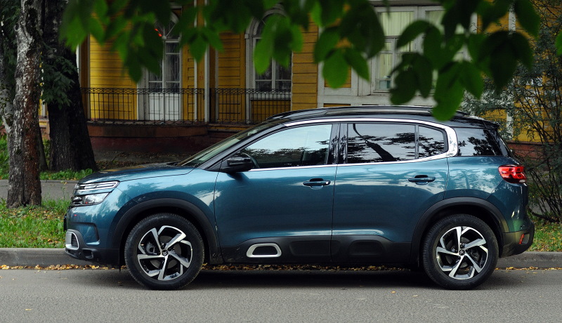 Citroen C5 Aircross эффектен и оригинален с любого ракурса: с другими паркетниками не спутаешь