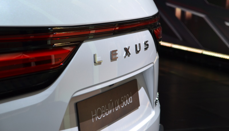 Новый Lexus LX — вот четыре главных отличия от Ленд Крузера 300