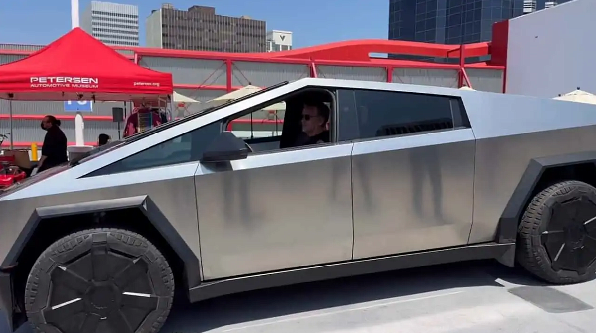 Tesla представляет Cybertruck на мероприятии Electrified Cars & Coffee