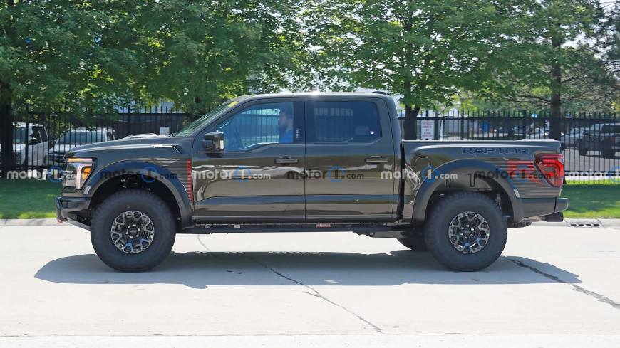 2024-ford-f-150-raptor-r-side-view-spy-photo (1).jpg