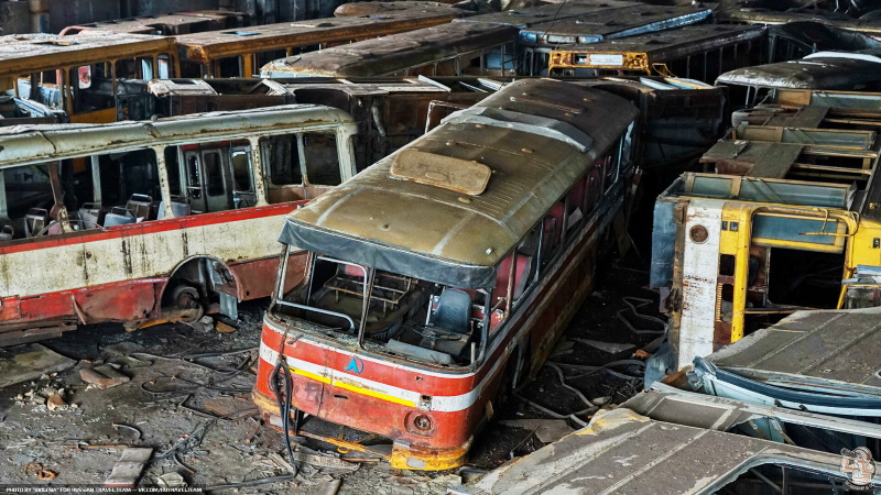 Перевёрнутые автобусы нашли в одном из ангаров Норильска (подборка фотографий)