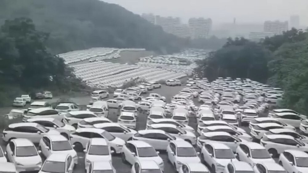 Гигантские поля с брошенными электромобилями обнаружены в Китае