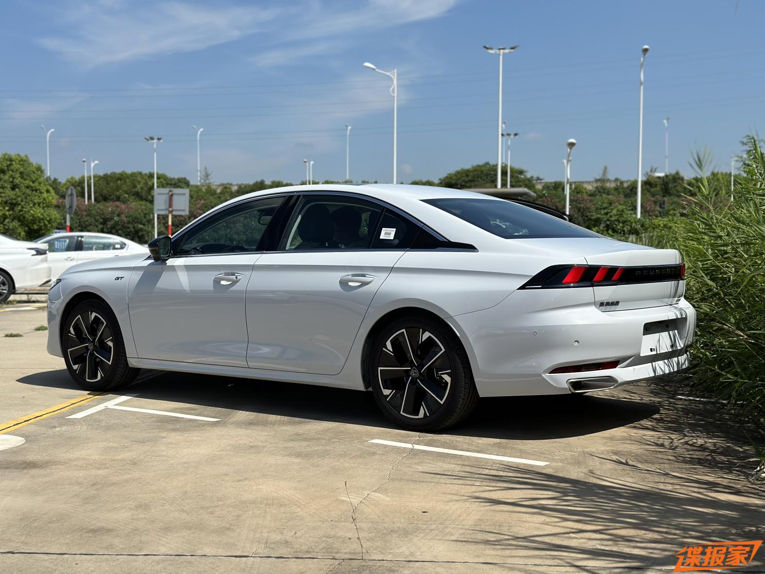 Компания Peugeot представила флагманский седан 508L