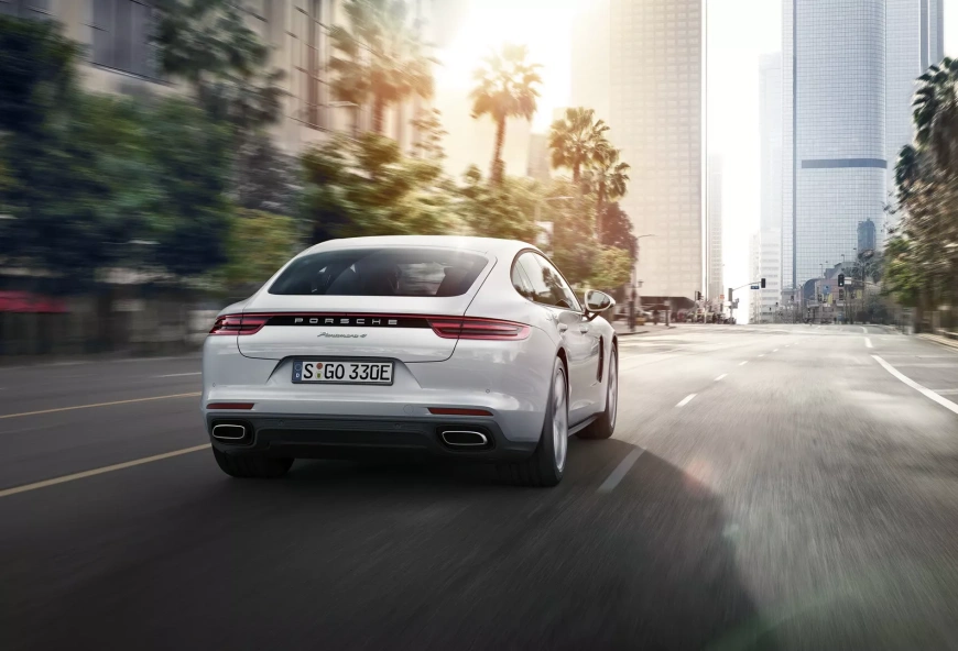 c8934577-2018-porsche-panamera-4-e-hybrid-3.webp