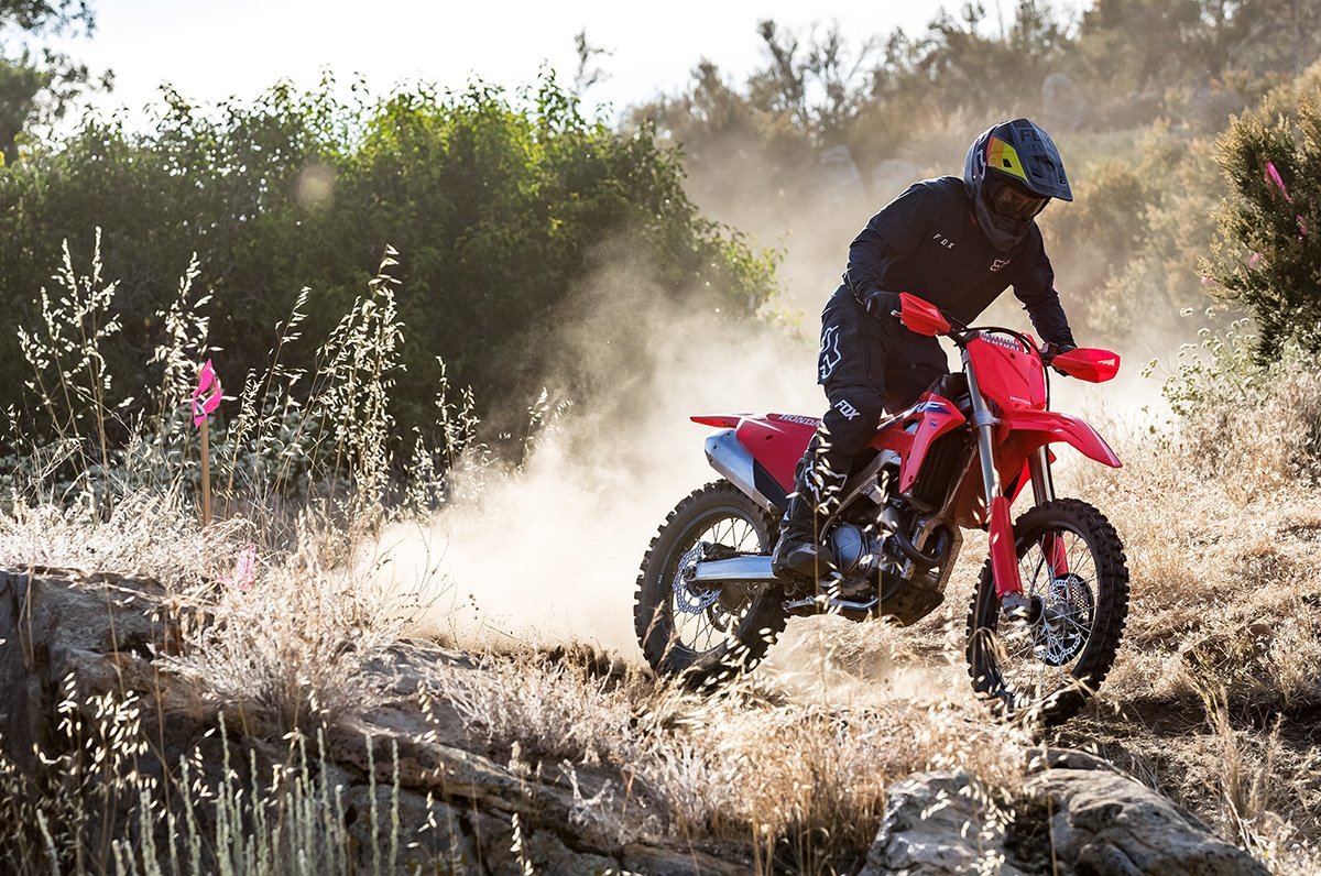 Кроссовые Honda CRF450R и CRF450RХ: что изменилось в 2021 модельном году