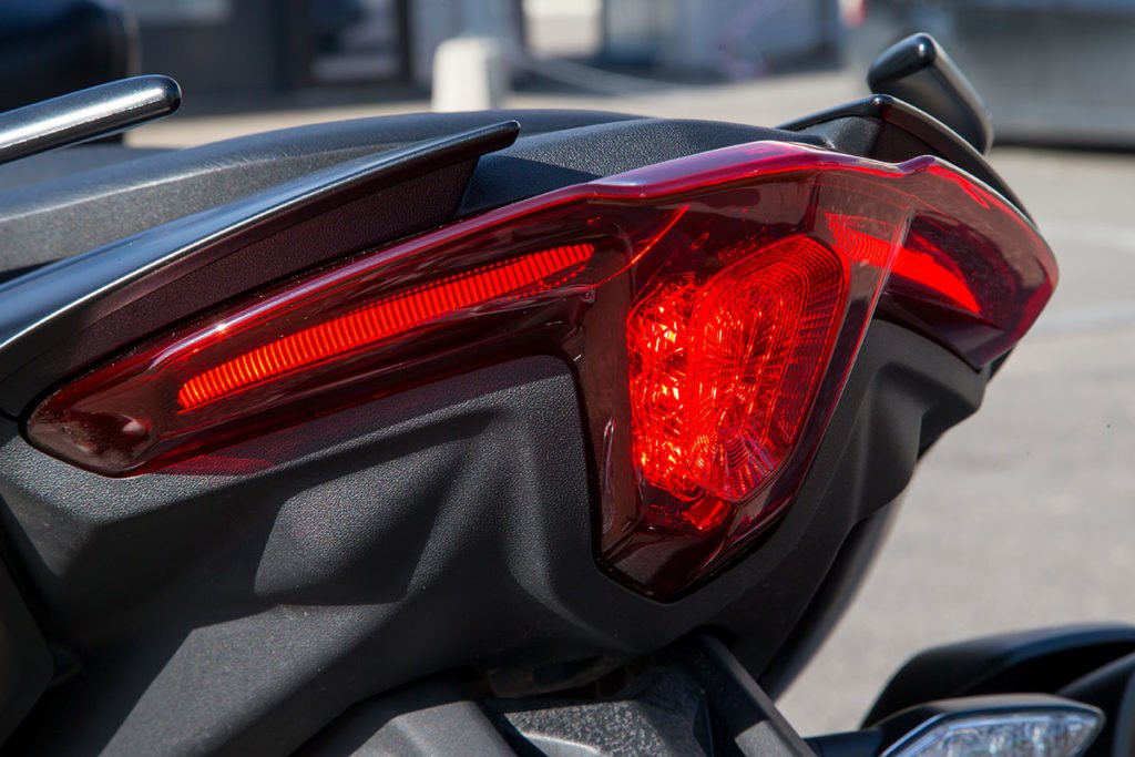 Тест Yamaha TMax DX: скутер на максималках за миллион рублей