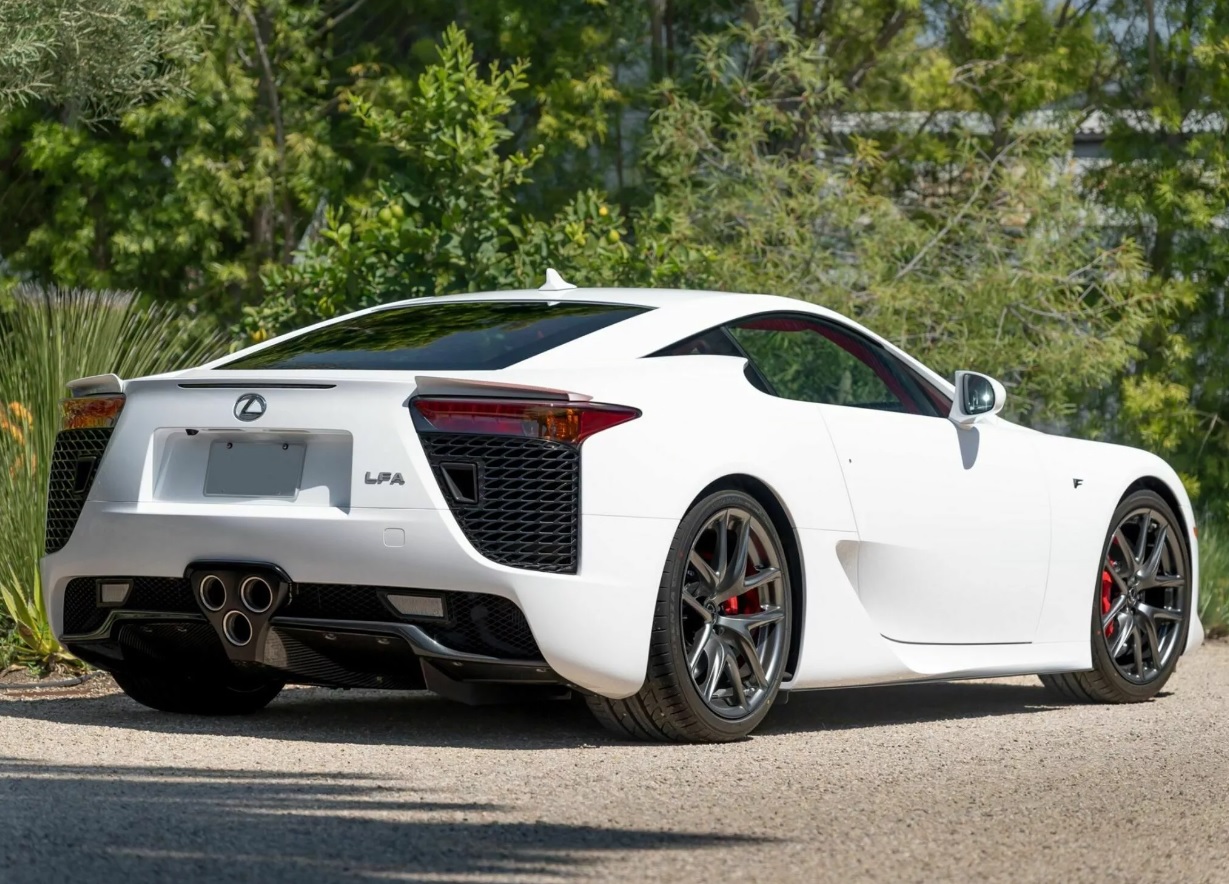 На аукцион выставили почти новый Lexus LFA, 12 лет простоявший в гараже