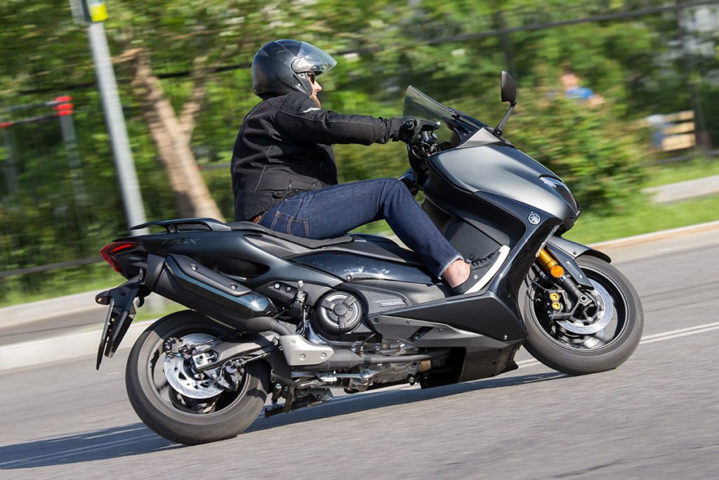 Тест Yamaha TMax DX: скутер на максималках за миллион рублей