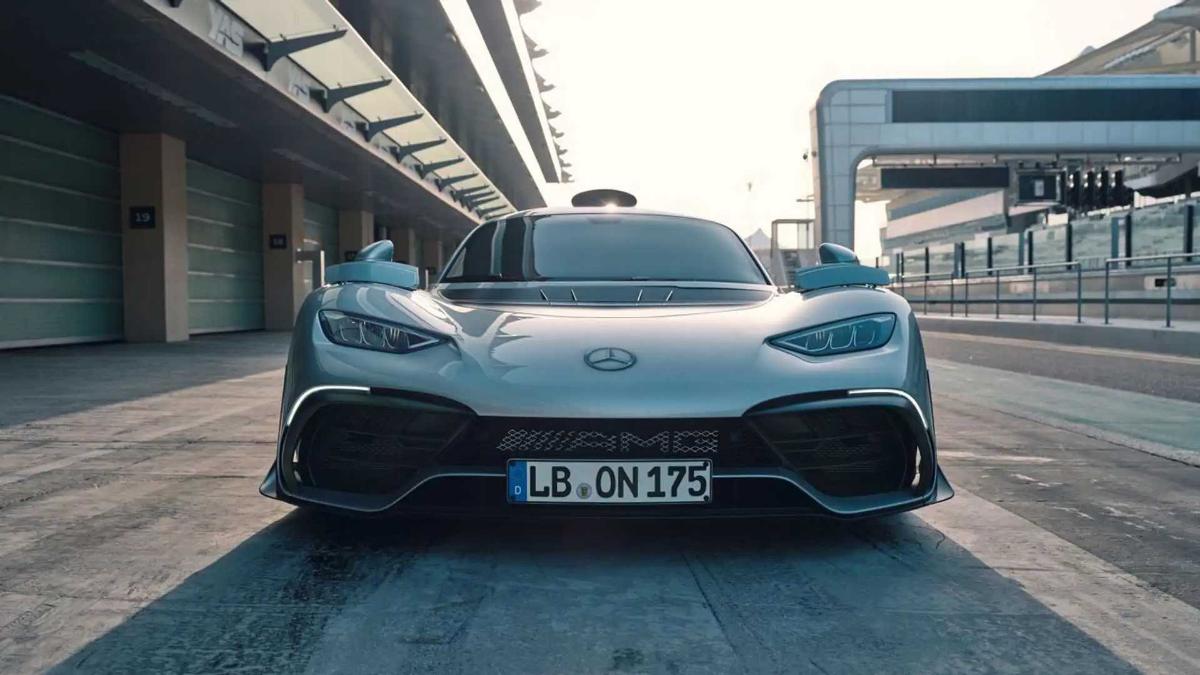 Вид от первого лица: высокоскоростная поездка на гиперкаре Mercedes-AMG One 