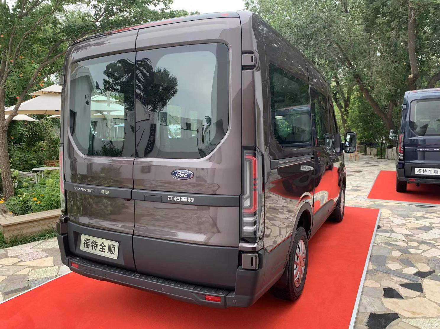 В Китае показали Ford Transit 2024 (V363) c дизайном в духе пикапа Ranger