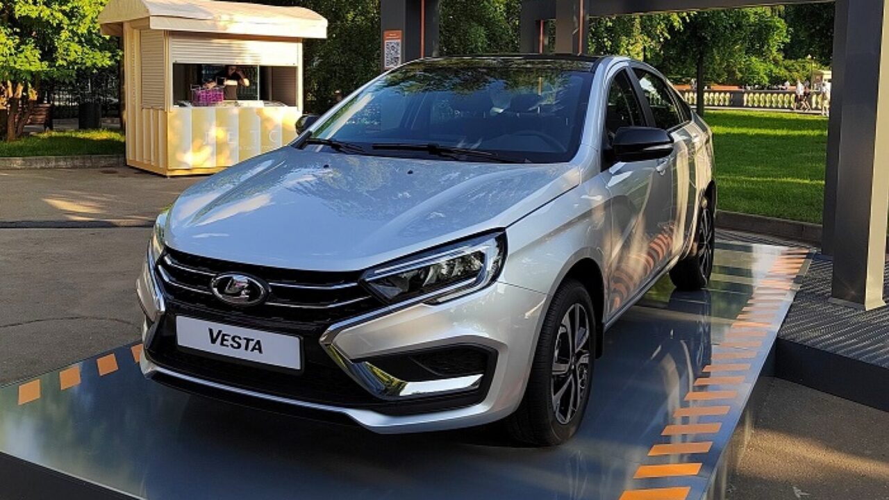 Компания АВТОВАЗ приостановила производство автомашин LADA Vesta с 24 июля 2023 года