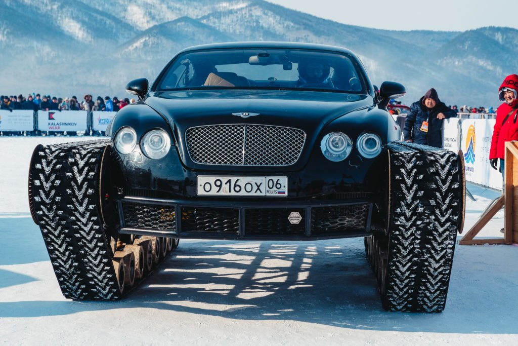 Пульман-лимузин Bentley в гонке по льду озера «Байкал»