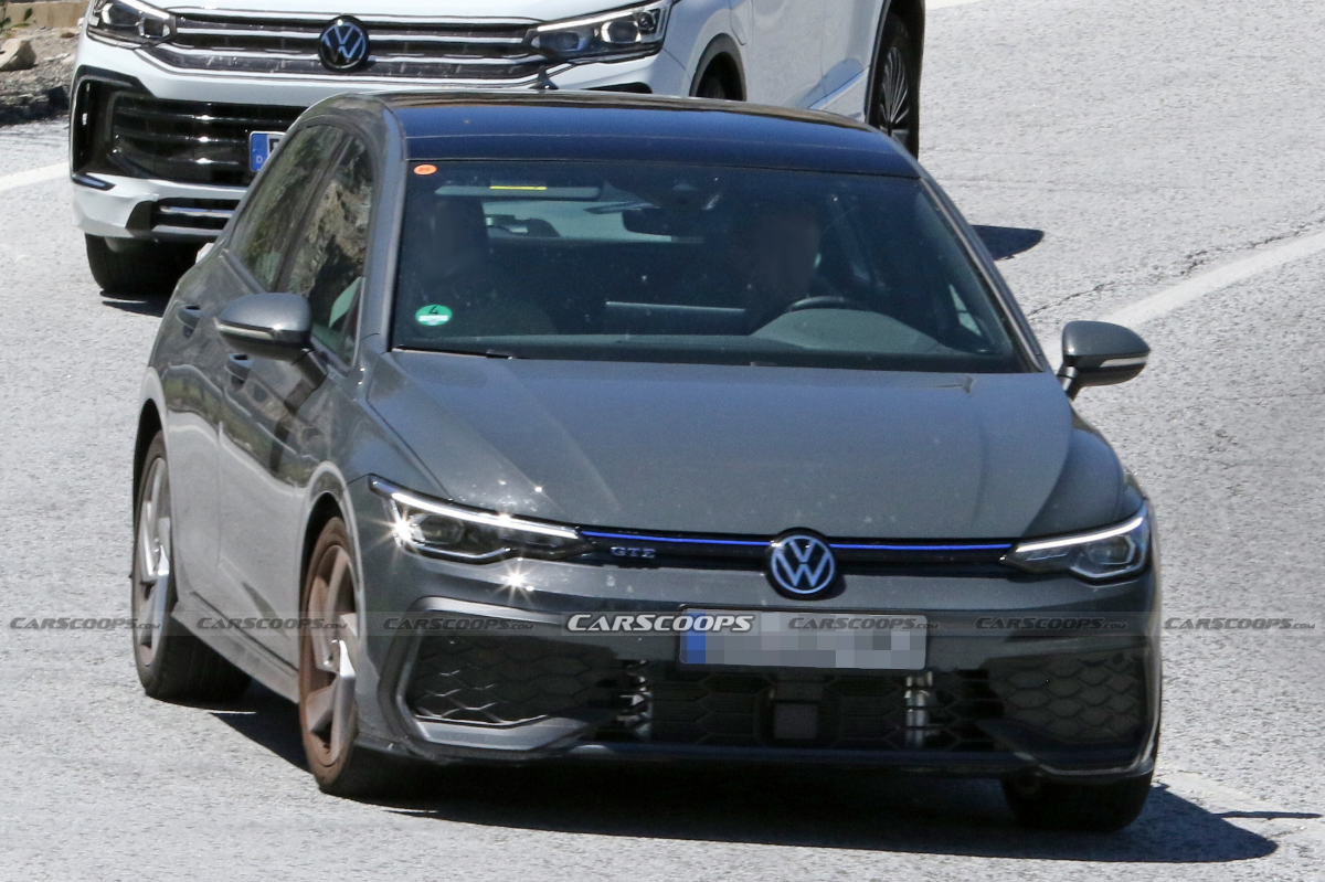 Новый Volkswagen Golf GTE 2024 сфотографировали без камуфляжа во время тестов