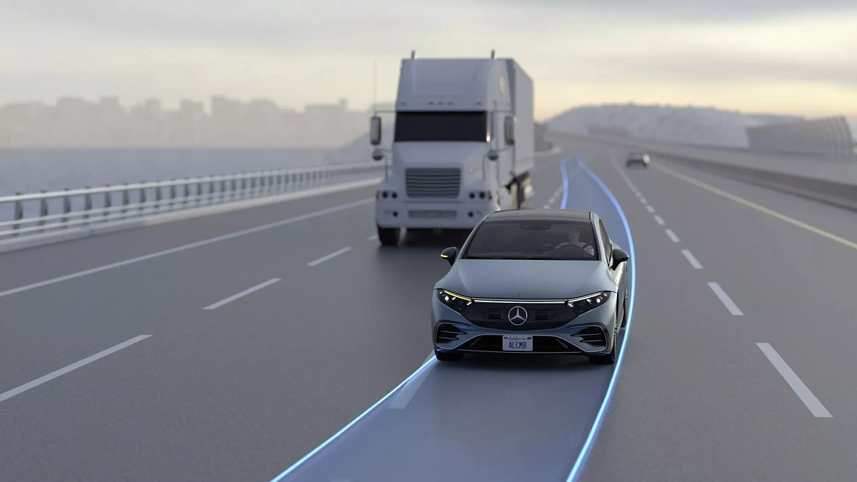 Mercedes предложит функцию автоматической смены полосы движения европейским водителям