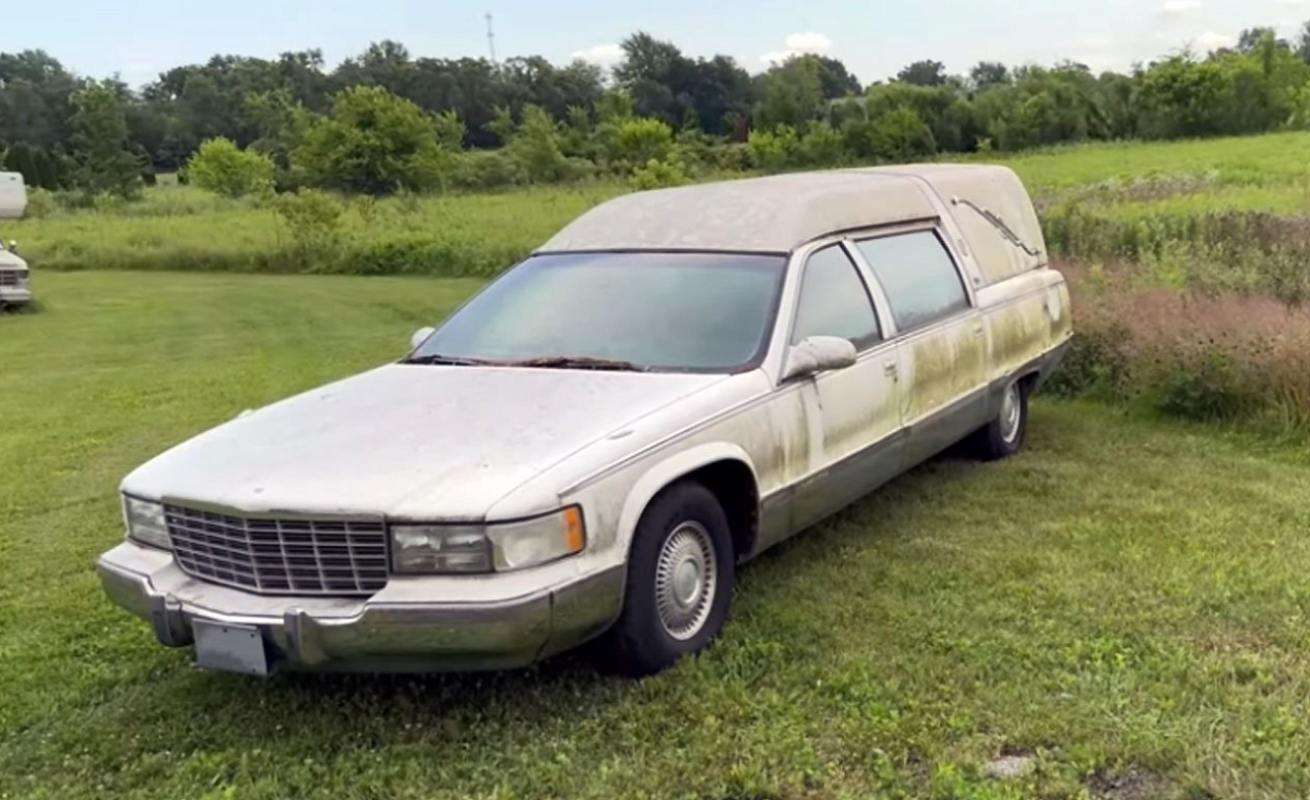 В поле нашли и отмыли редкий Cadillac, простоявший 16 лет под открытым небом