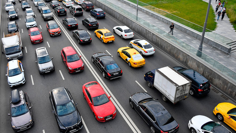 «Автостат» перечислил регионы России с максимальным количеством легковых автомобилей в 2023 году