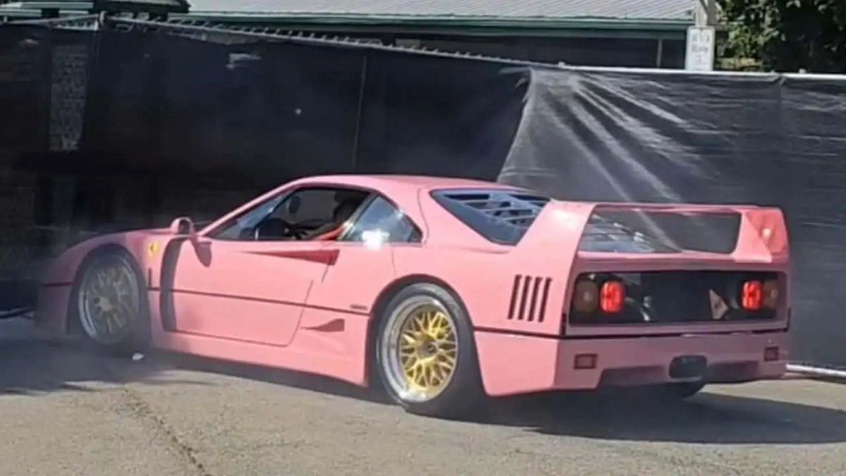 Водитель розовой Ferrari F40 не справился с управлением и врезался в забор