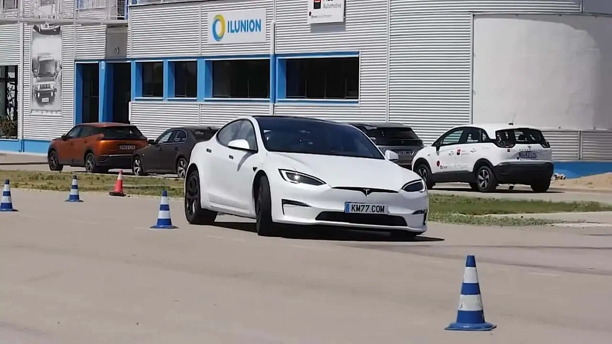 Электромобиль Tesla Model S Plaid успешно прошел "лосиный тест"