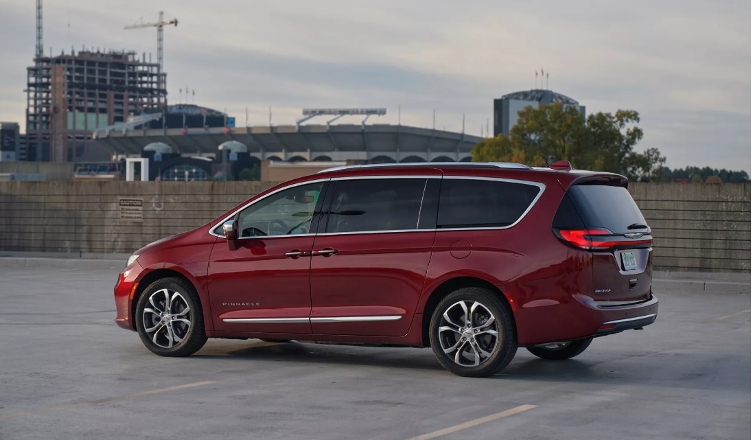 Chrysler сократит линейку минивэна Pacifica PHEV 2024 года до двух комплектаций