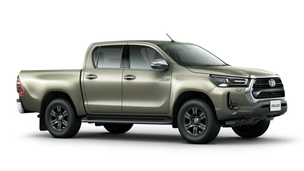 Toyota модернизировала базовую версию пикапа Hilux стандартной камерой панорамного обзора