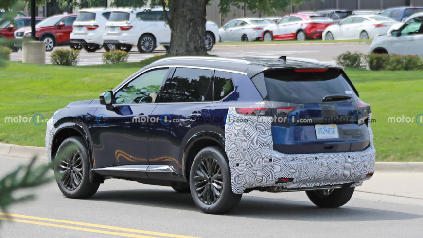 2024-nissan-rogue-rear-view-spy-photo.jpg