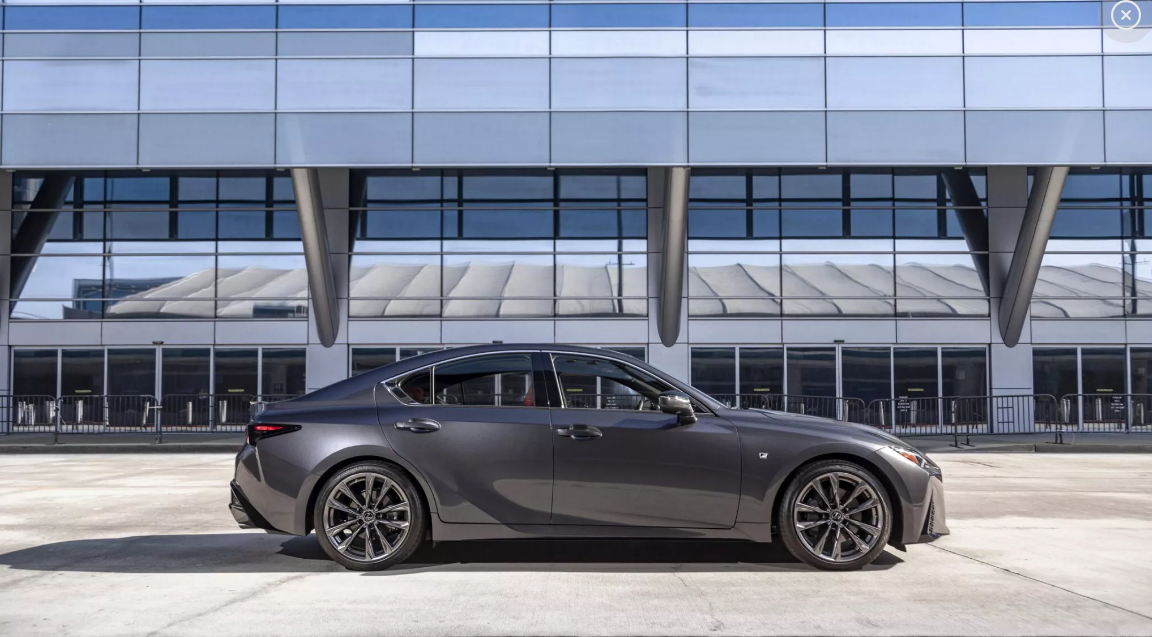 Lexus IS 2024 года станет дороже и получит новые дизайн-пакеты