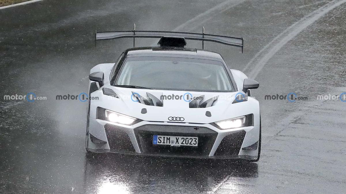 Компания Audi тестирует прототип гоночного исполнения суперкара Audi R8 