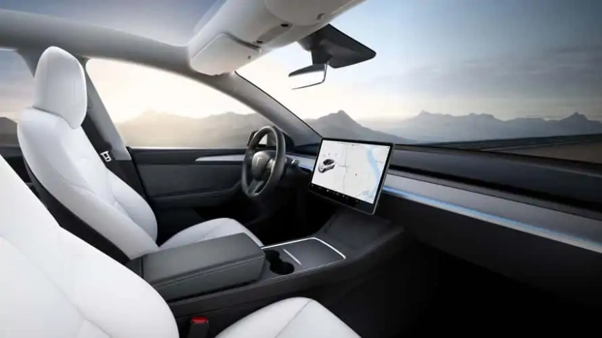 slightly-updated-tesla-model-y-mic-interior-october-2023.webp