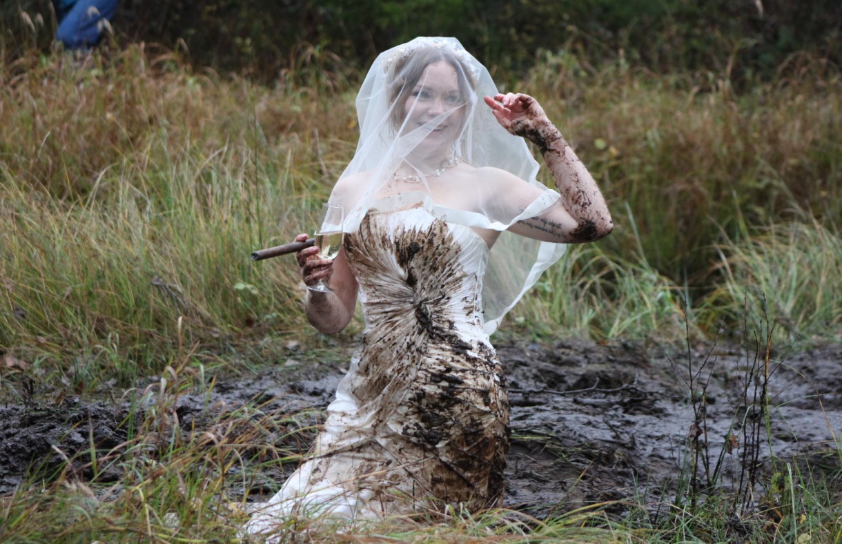 Свадебное платье, грязь и УАЗ — необычная фотосессия из Швеции