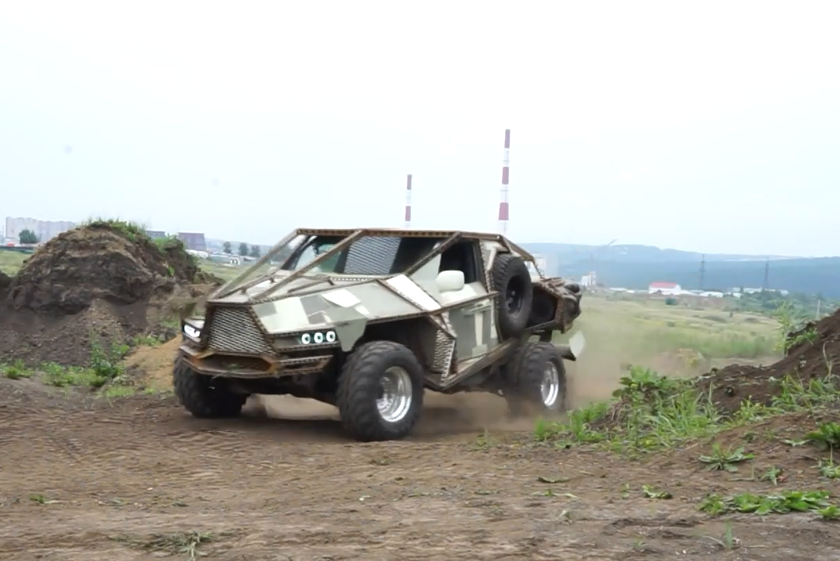 Житель Иркутска построил необычный внедорожный автомобиль в духе Безумного Макса
