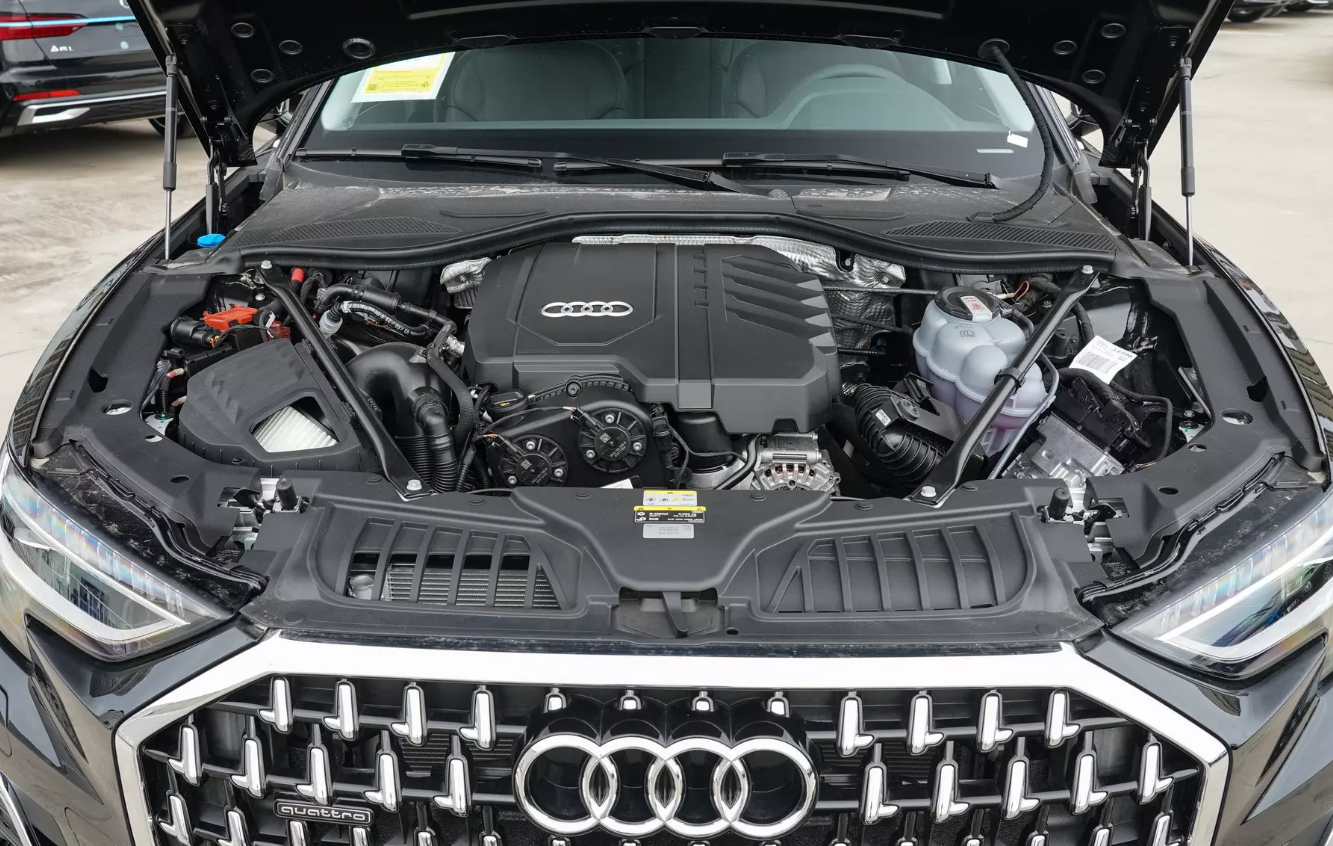 Audi представила в КНР флагманский седан A8L с четырьмя цилиндрами