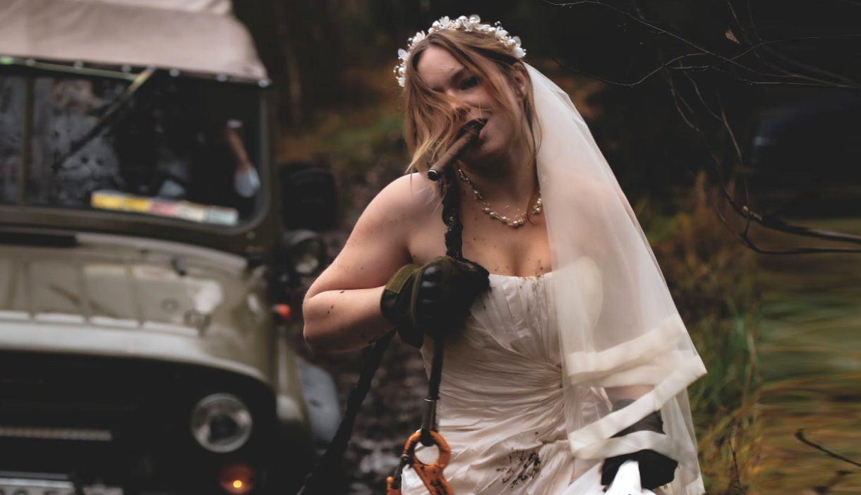 Свадебное платье, грязь и УАЗ — необычная фотосессия из Швеции