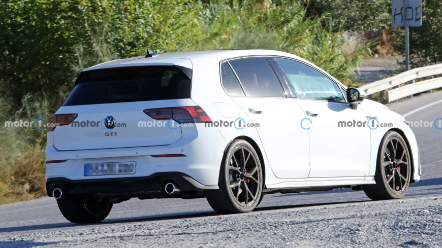 volkswagen-golf-gti-rear-view-facelift-spy-photo.jpg