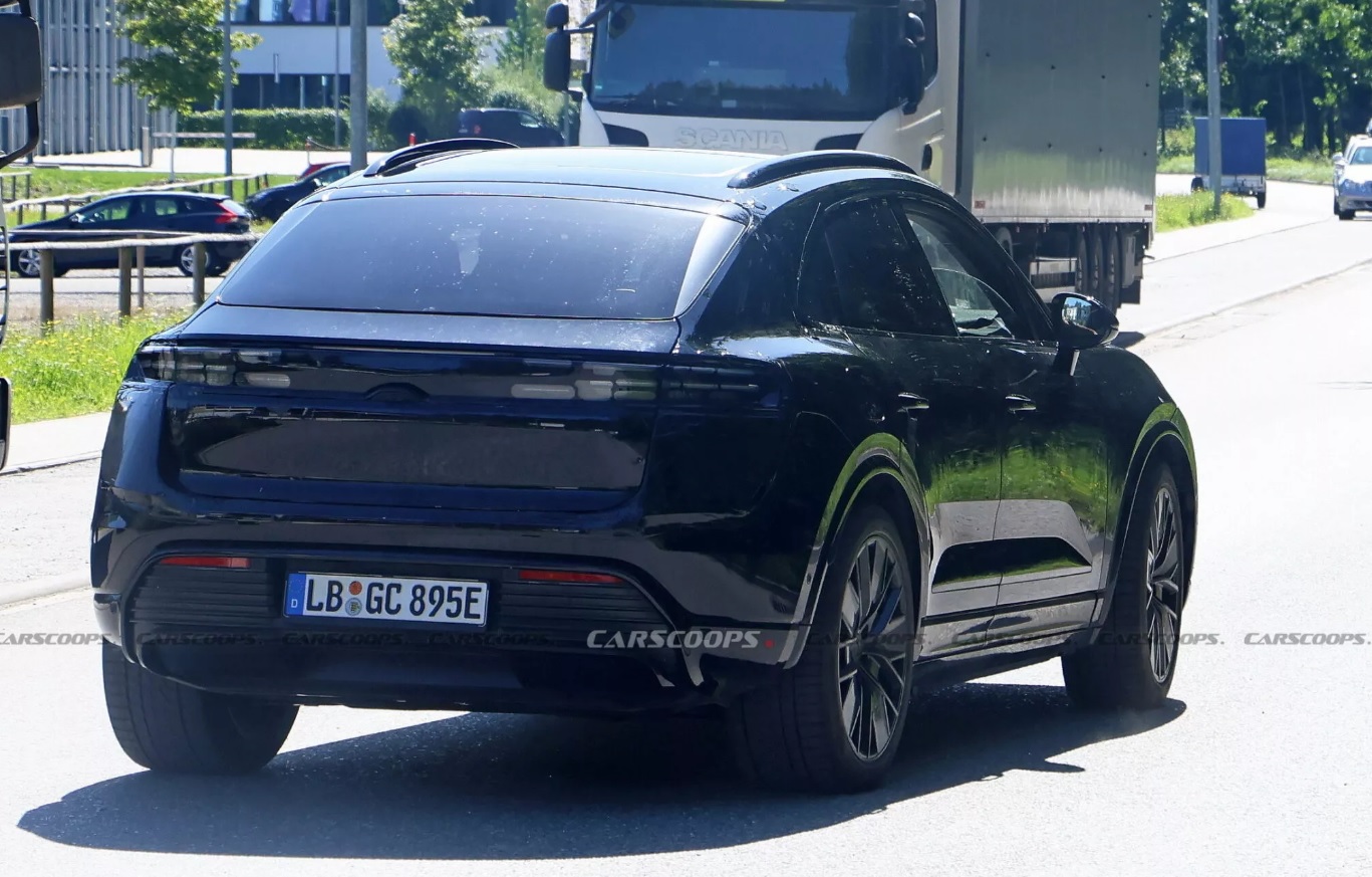 Porsche Macan EV начал терять камуфляж на последних шпионских фото