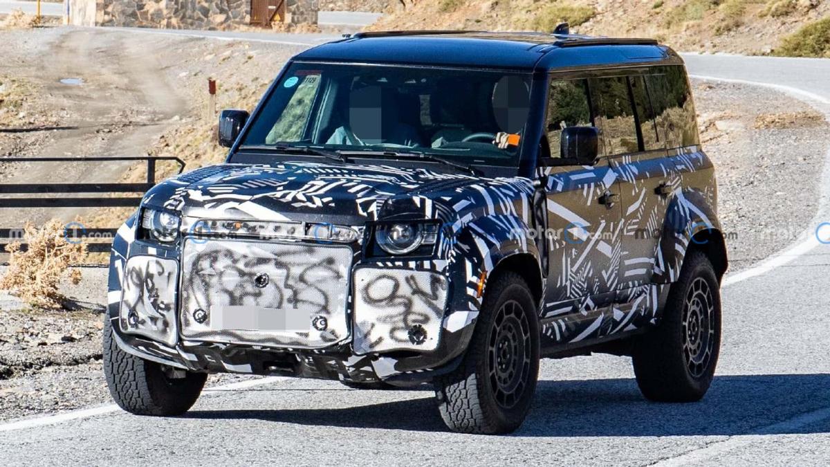 Внедорожник Land Rover Defender замечен в новой версии SVX 