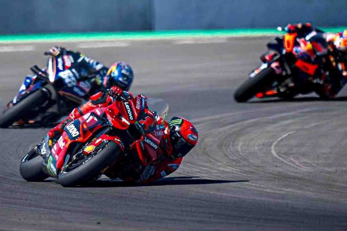 Франческо Баньяя выиграл Гран-при Индонезии MotoGP и резко оторвался в общем зачете