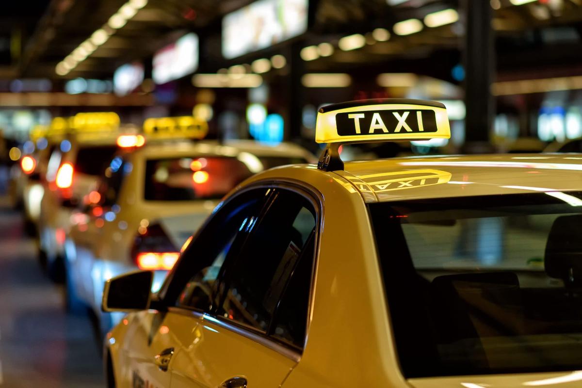 Автоэксперт Зиновьев: Закон о такси провалился из-за одной главы Гражданского кодекса