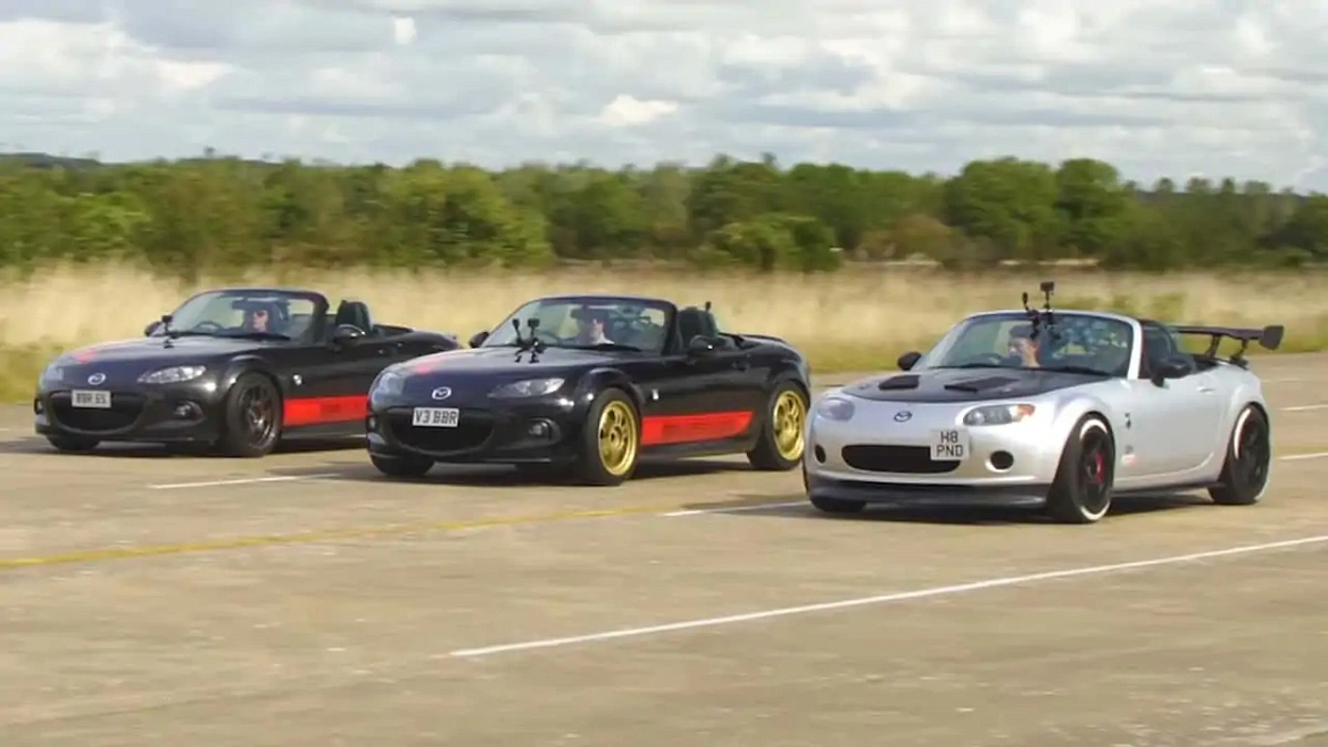 На видео показана гонка с участием сразу нескольких версий Mazda Miata 
