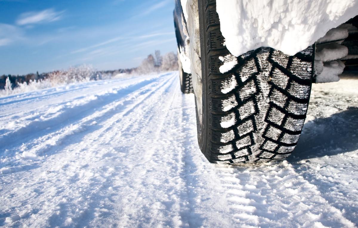 Автоэксперт назвал 5 важных правил управления автомобилем в снегопад 