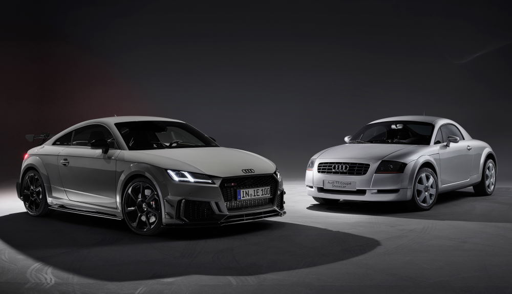 Купе Audi TT первого поколения (справа) и третьего поколения