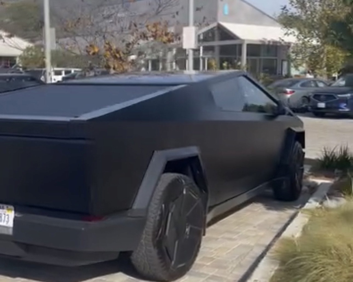 Электрический Tesla Cybertruck появился с эффектным, матово-черным кузовом