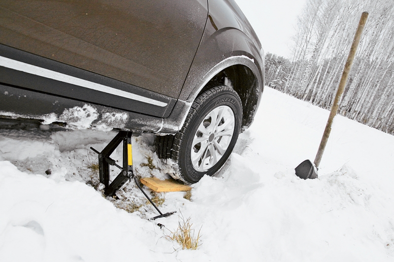 Автоэксперт Стрельбицкий: если автомобиль застрял в снегу, то буксовать не следует