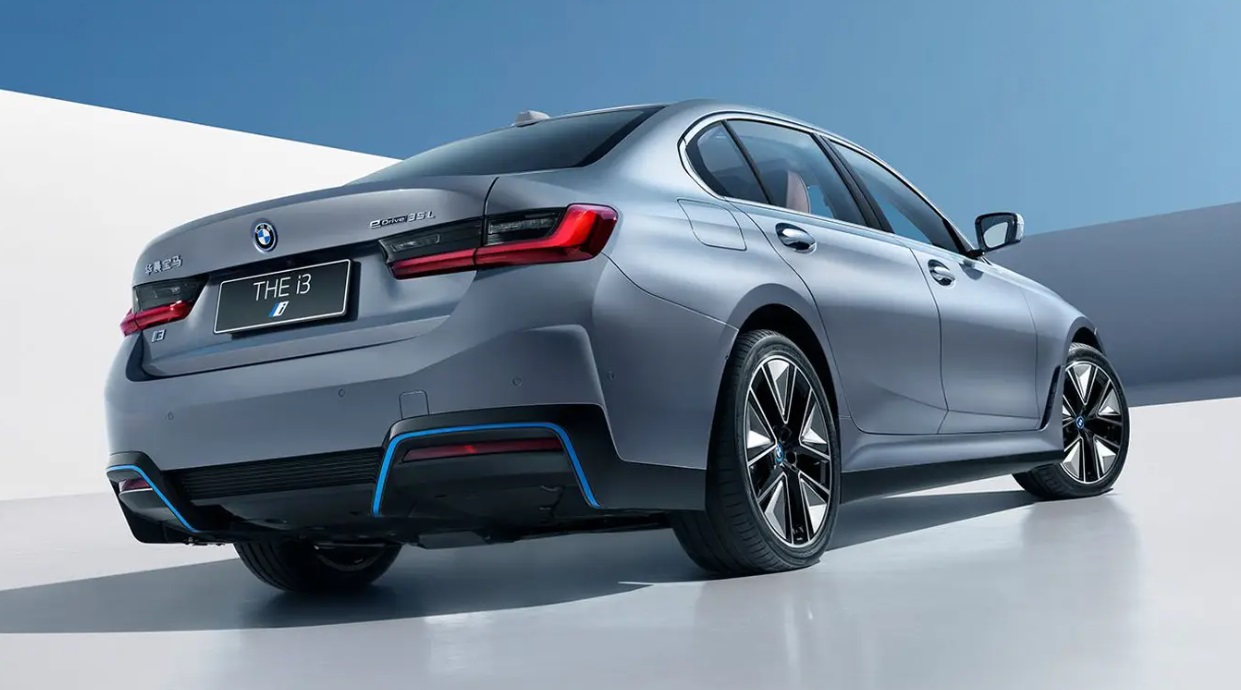 В России начались продажи электрического седана BMW i3
