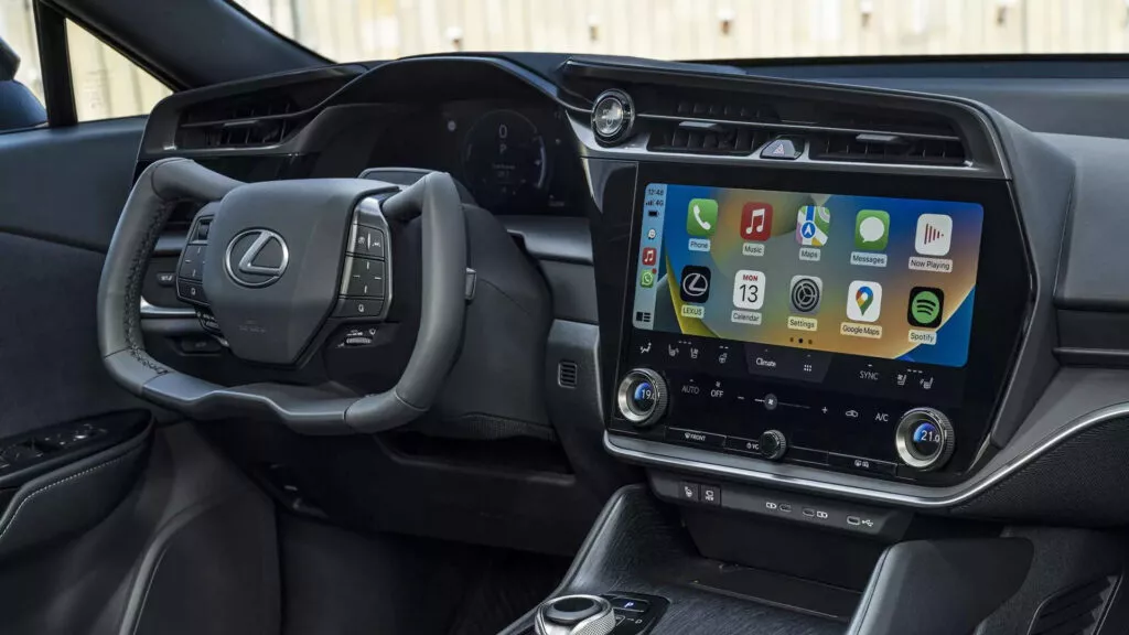 Toyota выведет на рынок технологию электронного рулевого управления в 2024 году