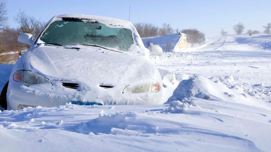 Автоэксперт Стрельбицкий: если автомобиль застрял в снегу, то буксовать не следует